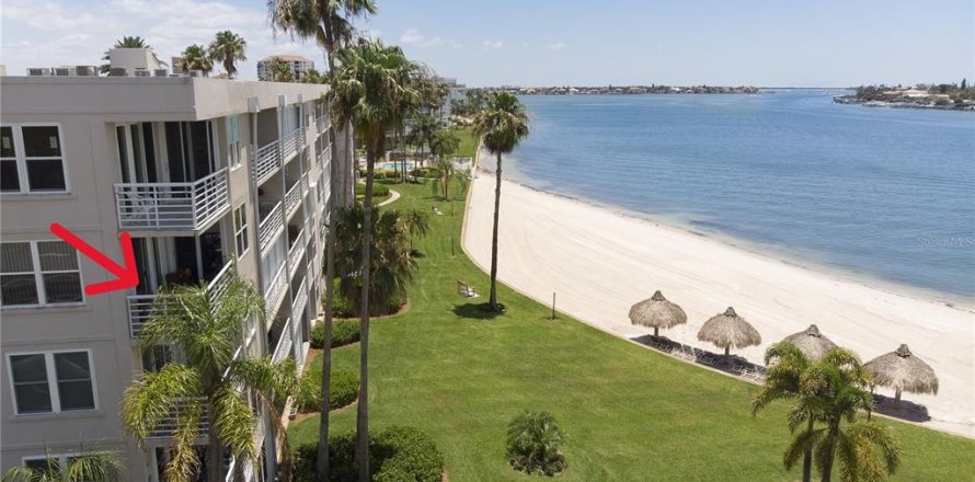 Condo in Saint Petersburg, Florida, 2 bedrooms № 2215680