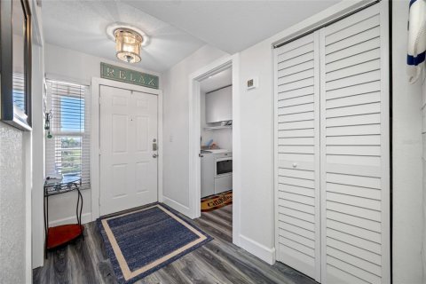 Condo in Saint Petersburg, Florida, 2 bedrooms № 2215680 - photo 28