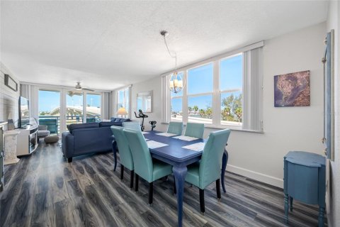 Condo in Saint Petersburg, Florida, 2 bedrooms № 2215680 - photo 14
