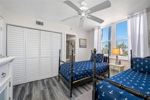 Condo in Saint Petersburg, Florida, 2 bedrooms № 2215680 - photo 24