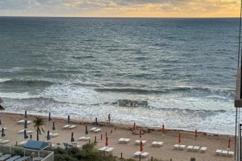 Снять в аренду кондоминиум в Форт-Лодердейл, Флорида 1 спальня, 74.51м2, № 1955018 - фото 13