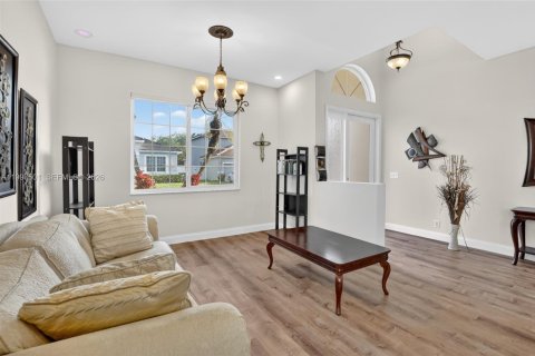 House in Pembroke Pines, Florida 3 bedrooms, 164.53 sq.m. № 2060553 - photo 7