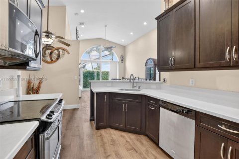 House in Pembroke Pines, Florida 3 bedrooms, 164.53 sq.m. № 2060553 - photo 12