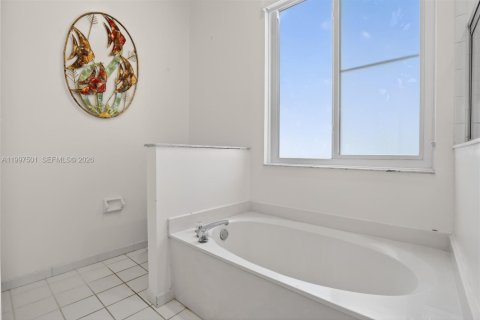 House in Pembroke Pines, Florida 3 bedrooms, 164.53 sq.m. № 2060553 - photo 19