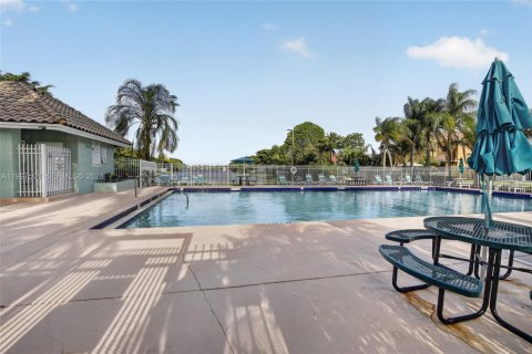 House in Pembroke Pines, Florida 3 bedrooms, 164.53 sq.m. № 2060553 - photo 27