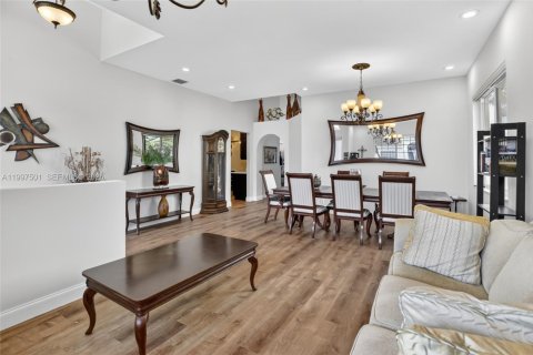 House in Pembroke Pines, Florida 3 bedrooms, 164.53 sq.m. № 2060553 - photo 6