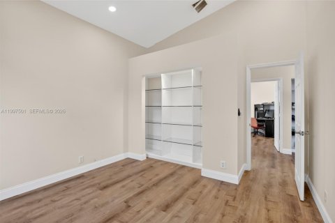 House in Pembroke Pines, Florida 3 bedrooms, 164.53 sq.m. № 2060553 - photo 24