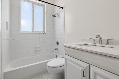 House in Pembroke Pines, Florida 3 bedrooms, 164.53 sq.m. № 2060553 - photo 22