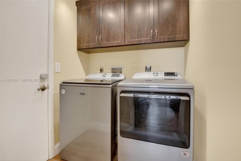 House in Pembroke Pines, Florida 3 bedrooms, 164.53 sq.m. № 2060553 - photo 14