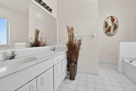 House in Pembroke Pines, Florida 3 bedrooms, 164.53 sq.m. № 2060553 - photo 18