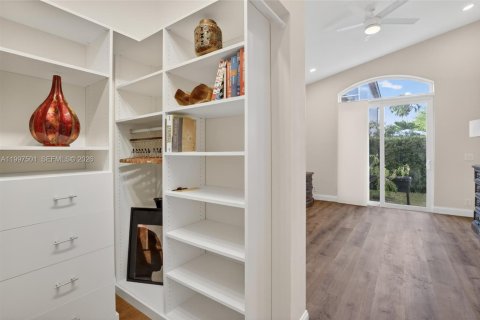 House in Pembroke Pines, Florida 3 bedrooms, 164.53 sq.m. № 2060553 - photo 17