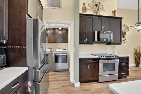 House in Pembroke Pines, Florida 3 bedrooms, 164.53 sq.m. № 2060553 - photo 13