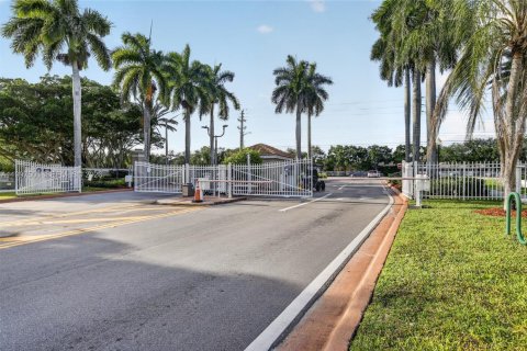 House in Pembroke Pines, Florida 3 bedrooms, 164.53 sq.m. № 2060553 - photo 29