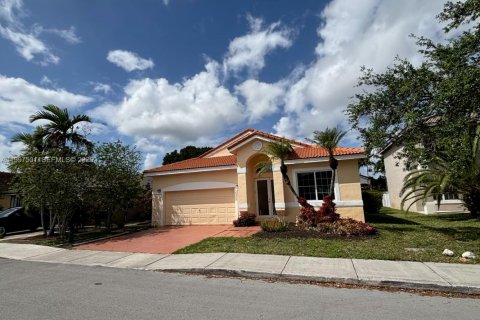 House in Pembroke Pines, Florida 3 bedrooms, 164.53 sq.m. № 2060553