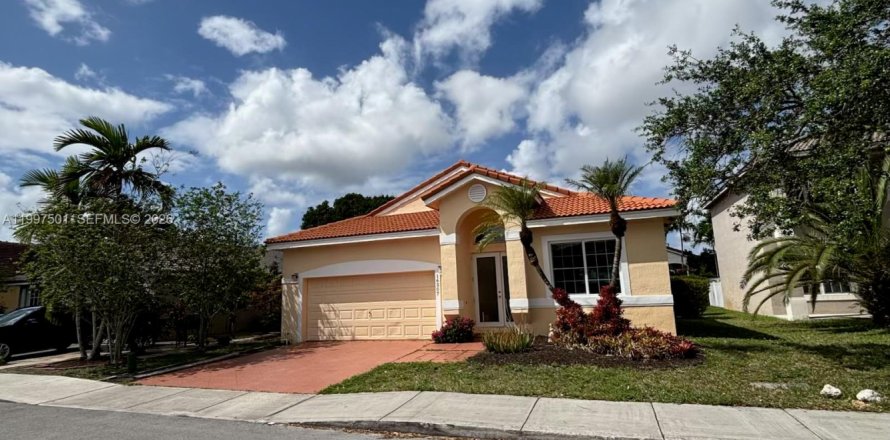 House in Pembroke Pines, Florida 3 bedrooms, 164.53 sq.m. № 2060553