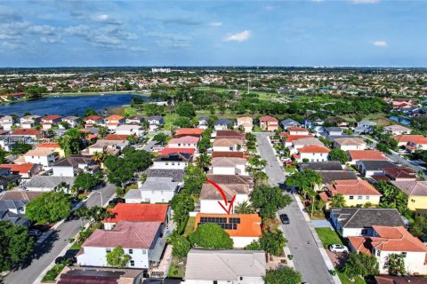 House in Pembroke Pines, Florida 3 bedrooms, 164.53 sq.m. № 2060553 - photo 3