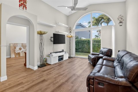 House in Pembroke Pines, Florida 3 bedrooms, 164.53 sq.m. № 2060553 - photo 8