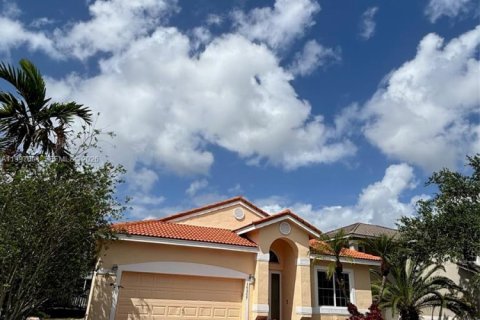 House in Pembroke Pines, Florida 3 bedrooms, 164.53 sq.m. № 2060553 - photo 2