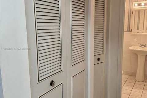 Copropriété à vendre à Hollywood, Floride: 1 chambre, 81.75 m2 № 2022261 - photo 4