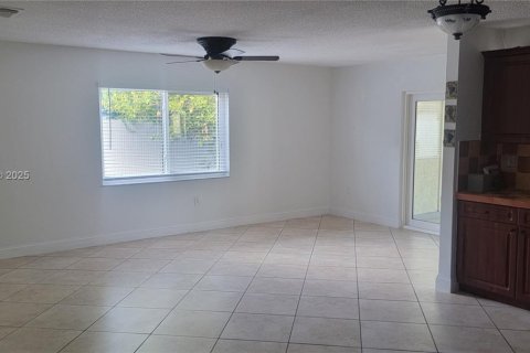 Casa en venta en Hialeah, Florida, 4 dormitorios, 205.96 m2 № 1971139 - foto 26