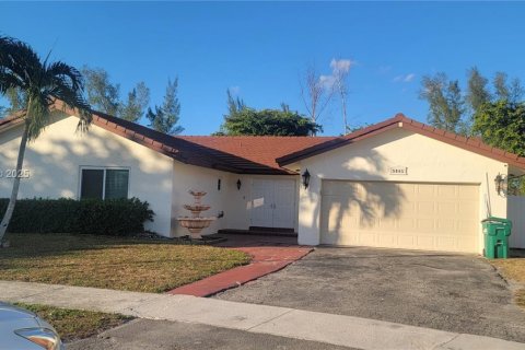 Casa en venta en Hialeah, Florida, 4 dormitorios, 205.96 m2 № 1971139 - foto 1