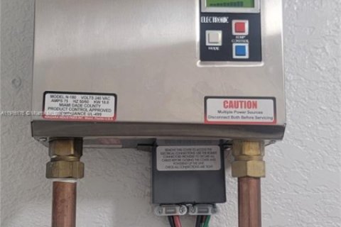 Casa en venta en Hialeah, Florida, 4 dormitorios, 205.96 m2 № 1971139 - foto 22