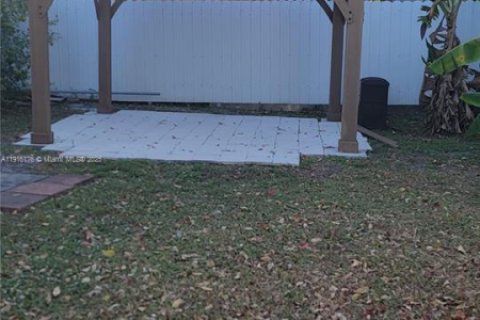 Casa en venta en Hialeah, Florida, 4 dormitorios, 205.96 m2 № 1971139 - foto 5