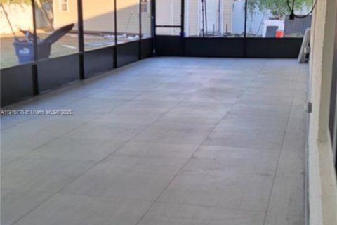 Casa en venta en Hialeah, Florida, 4 dormitorios, 205.96 m2 № 1971139 - foto 17