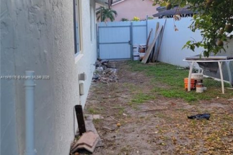 Casa en venta en Hialeah, Florida, 4 dormitorios, 205.96 m2 № 1971139 - foto 15