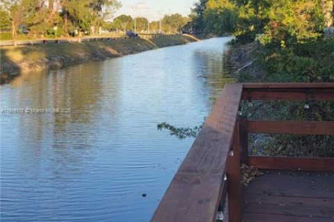 Casa en venta en Hialeah, Florida, 4 dormitorios, 205.96 m2 № 1971139 - foto 11