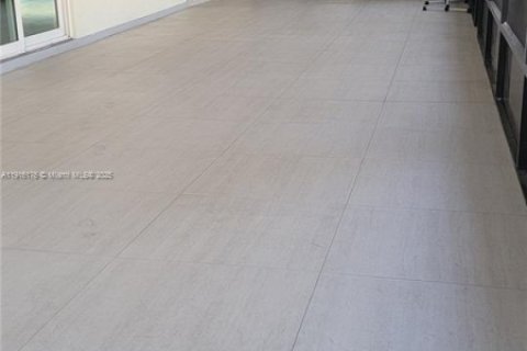 Casa en venta en Hialeah, Florida, 4 dormitorios, 205.96 m2 № 1971139 - foto 16