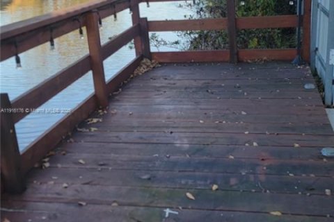 Casa en venta en Hialeah, Florida, 4 dormitorios, 205.96 m2 № 1971139 - foto 12