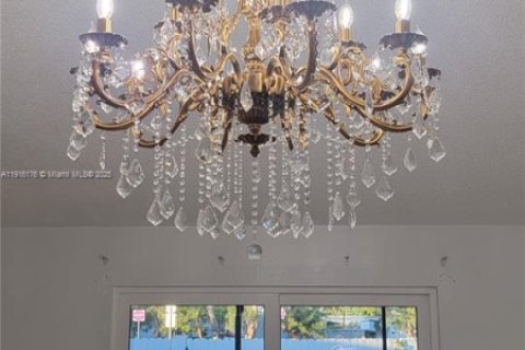 Casa en venta en Hialeah, Florida, 4 dormitorios, 205.96 m2 № 1971139 - foto 2