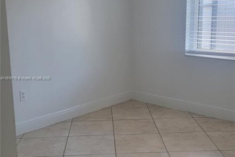 Casa en venta en Hialeah, Florida, 4 dormitorios, 205.96 m2 № 1971139 - foto 28