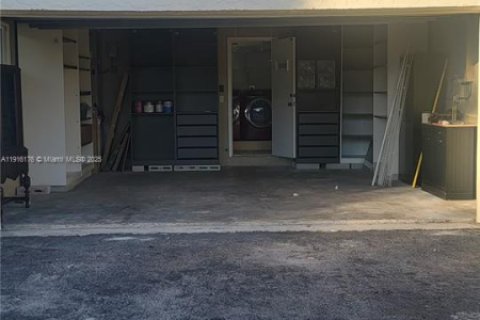 Casa en venta en Hialeah, Florida, 4 dormitorios, 205.96 m2 № 1971139 - foto 19