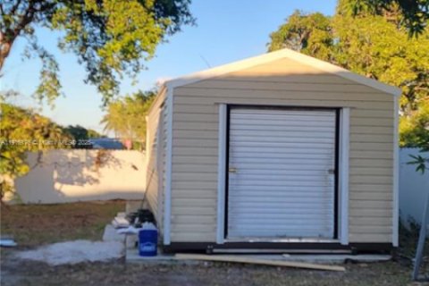 Casa en venta en Hialeah, Florida, 4 dormitorios, 205.96 m2 № 1971139 - foto 3