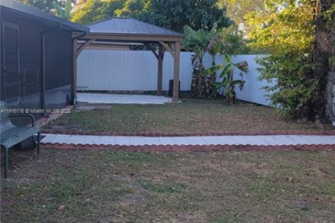 Casa en venta en Hialeah, Florida, 4 dormitorios, 205.96 m2 № 1971139 - foto 9