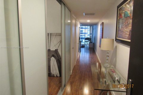 Copropriété à louer à Hallandale Beach, Floride: 1 chambre, 78.41 m2 № 1932504 - photo 2