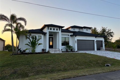 House in Port Charlotte, Florida 3 bedrooms, 227.98 sq.m. № 1724261 - photo 1