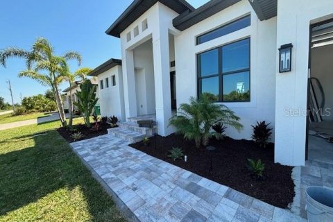 House in Port Charlotte, Florida 3 bedrooms, 227.98 sq.m. № 1724261 - photo 2