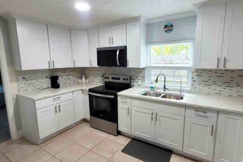House in Jupiter, Florida 3 bedrooms, 105.35 sq.m. № 2260194 - photo 10