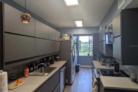 Condo in Saint Petersburg, Florida, 1 bedroom  № 1775385 - photo 6