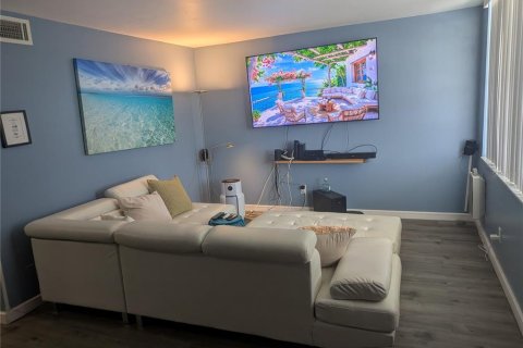 Condo in Saint Petersburg, Florida, 1 bedroom  № 1775385 - photo 24