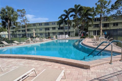 Condo in Saint Petersburg, Florida, 1 bedroom  № 1775385 - photo 11