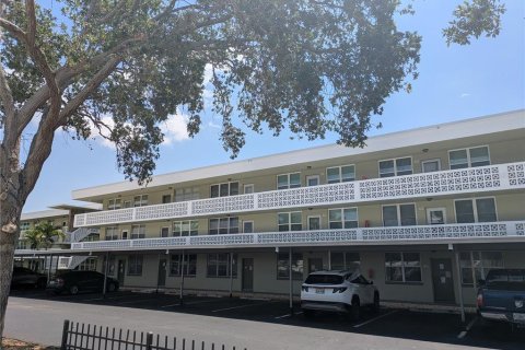 Condo in Saint Petersburg, Florida, 1 bedroom  № 1775385 - photo 1