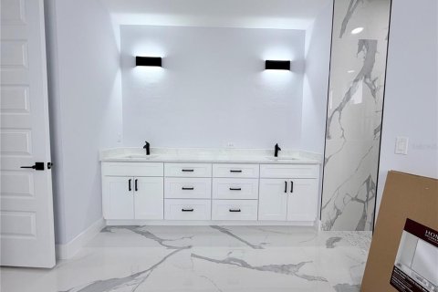 Купить виллу или дом в Норт-Порт, Флорида 11 комнат, 177.54м2, № 2212357 - фото 23