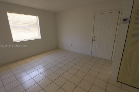 Condo in Sweetwater, Florida, 1 bedroom  № 2086110 - photo 4