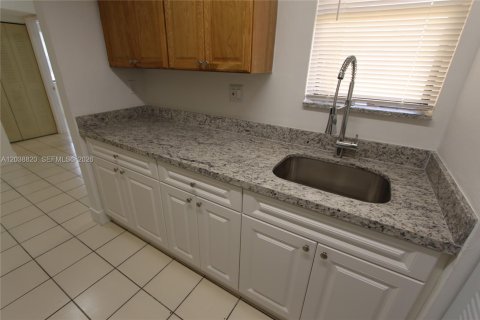 Condo in Sweetwater, Florida, 1 bedroom  № 2086110 - photo 9