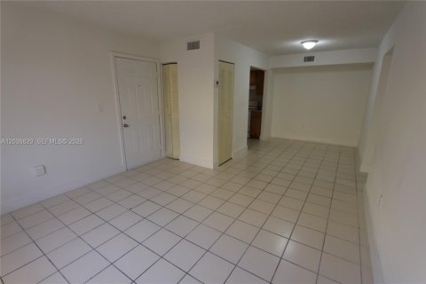 Condo in Sweetwater, Florida, 1 bedroom  № 2086110 - photo 5