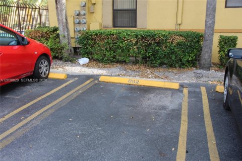 Condo in Sweetwater, Florida, 1 bedroom  № 2086110 - photo 2